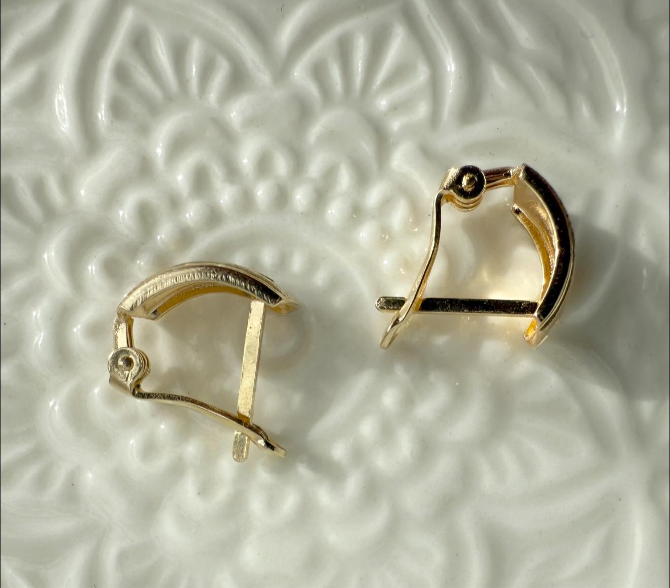 Clip Earrings in 18k Gold