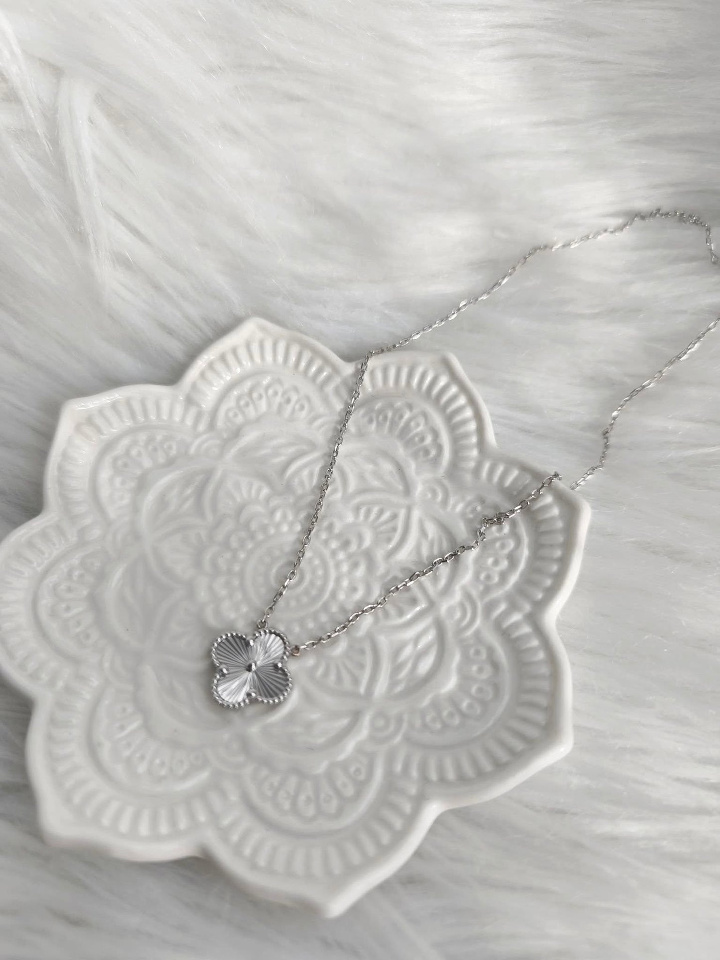 Clover Necklace in white 18k Gold