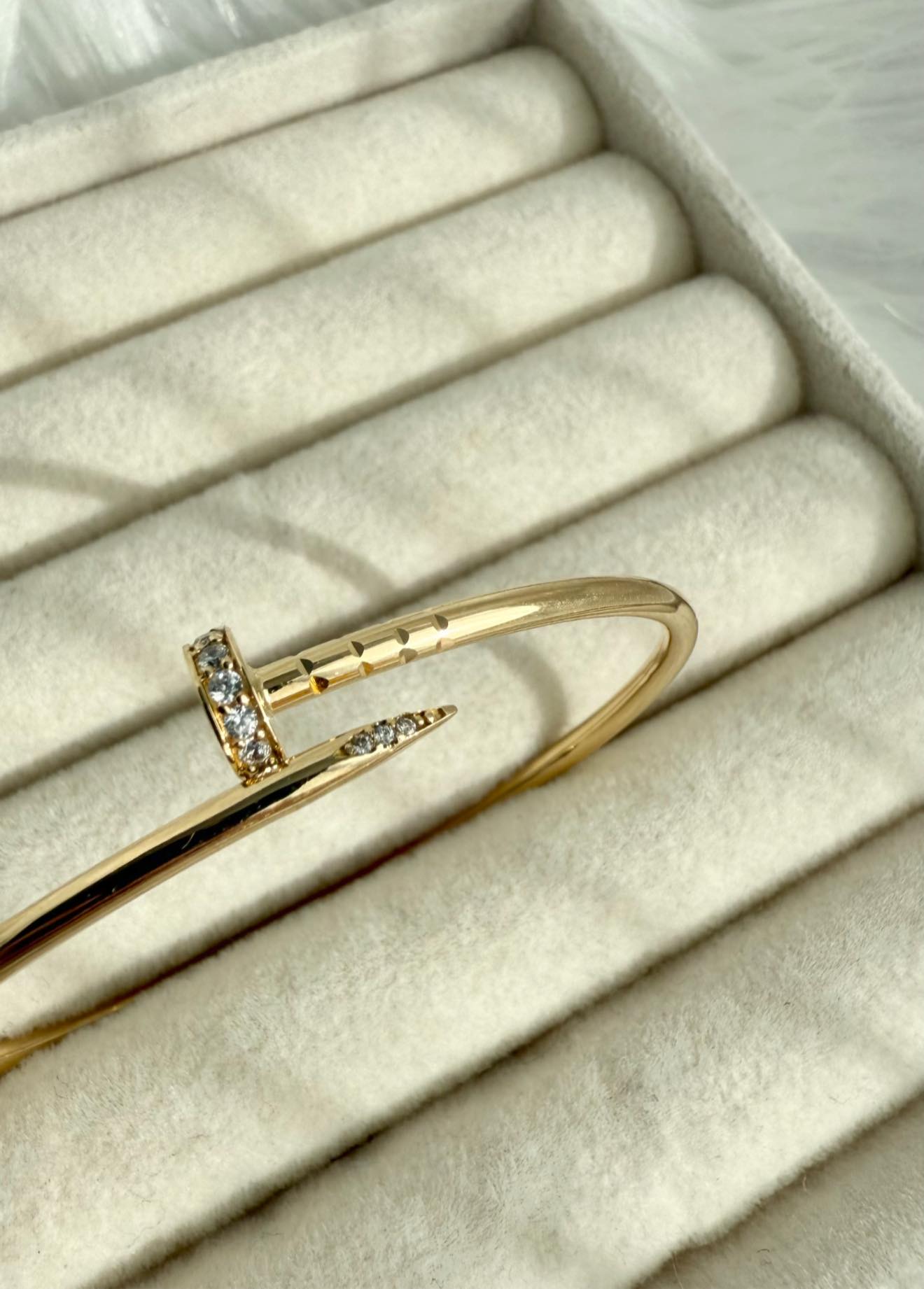 Nail Bangle in 18k Gold