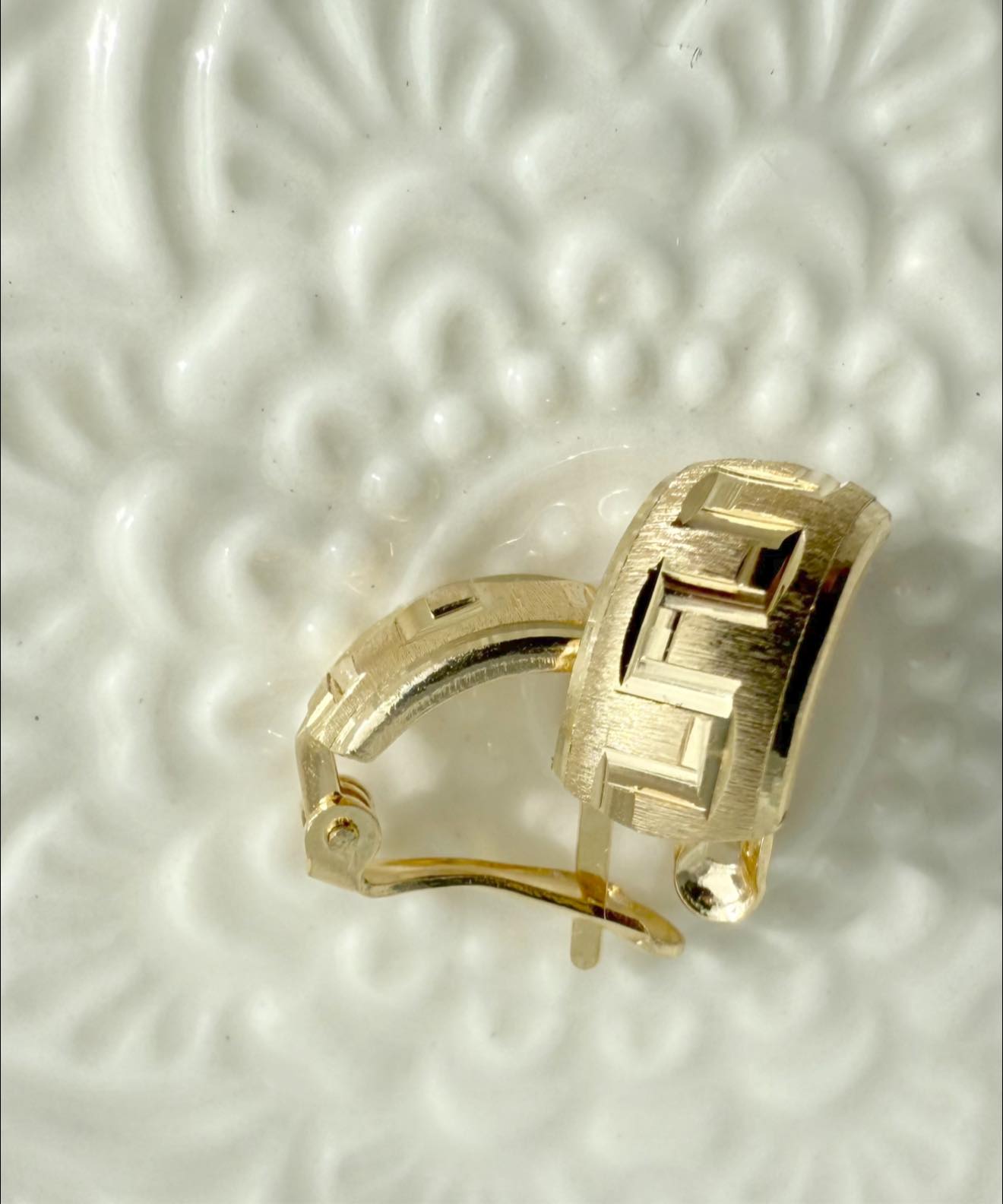 Clip Earrings in 18k Gold