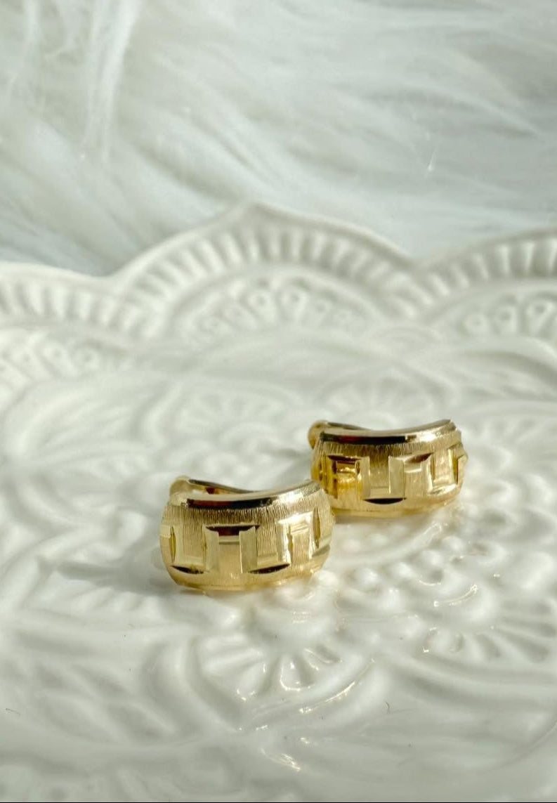 Clip Earrings in 18k Gold